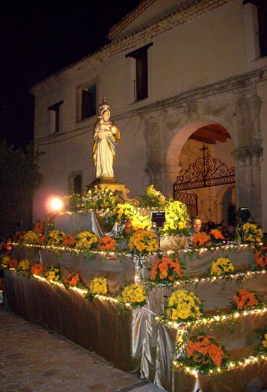 il carro floreale con la statua di Maria il carro floreale con la statua di Maria